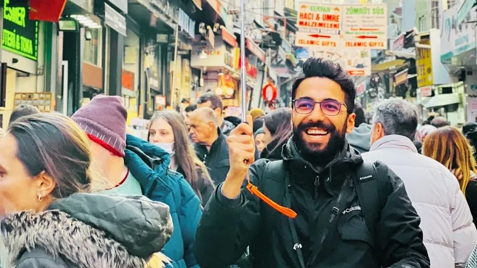 Colorido Tours guide holding the umbrella up in a crowded shopping street in Istanbul